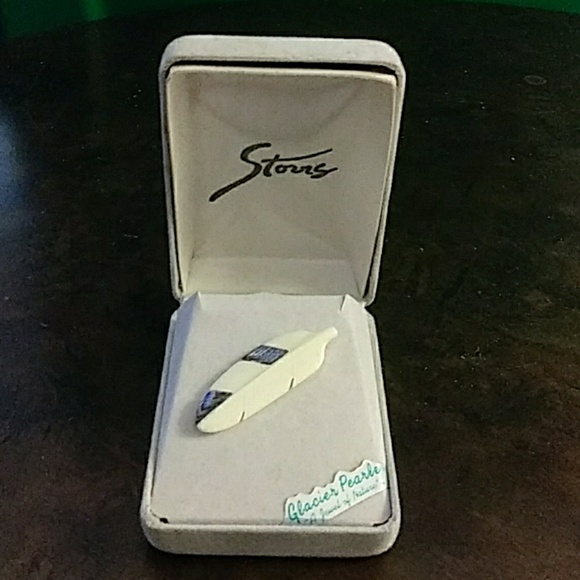 Mother of pearl broach. - Picture 1 of 2